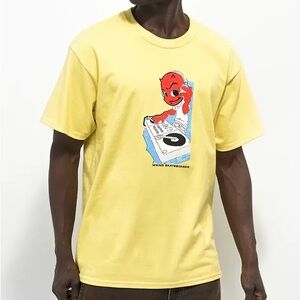 NWT WKND Skateboards DJ mens Yellow Graphic T-Shirt size M